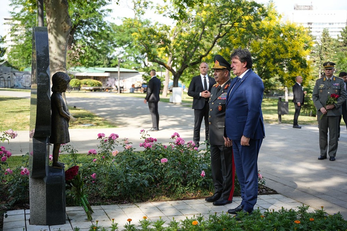 Müdafiə naziri Serbiyadadır
