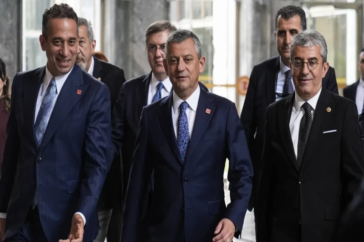 Özgür Özel və komandası istefa verib