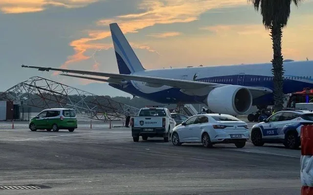 Türkiyədə sərnişin təyyarəsi radar dirəyinə çırpıldı - FOTOLAR