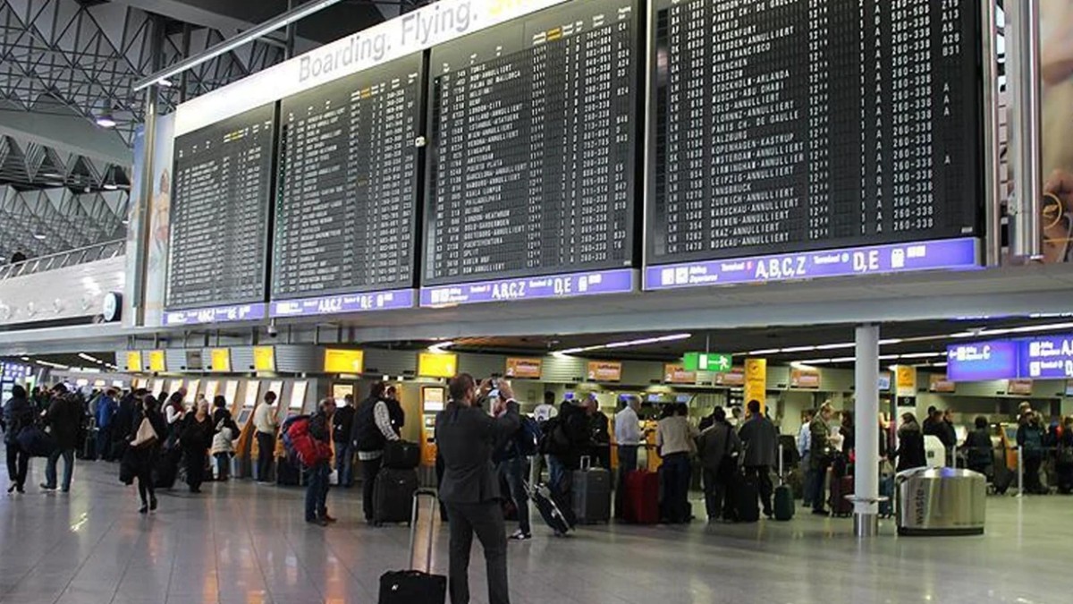 Hamburq aeroportumda uçuşlar dayandı - SƏBƏB