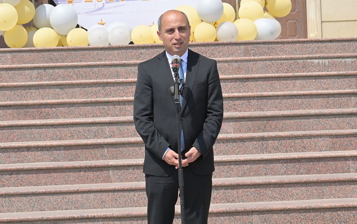Emin Əmrullayev məzunları TƏBRİK ETDİ