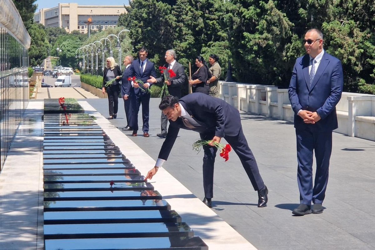 ABŞ Konqresinin nümayəndə heyəti Şəhidlər xiyabanını ziyarət edib