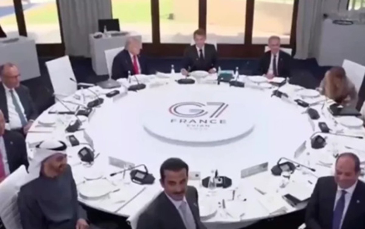 Hamı şəkil çəkdirməyə qalxsa da, Tramp yerindən durmadı