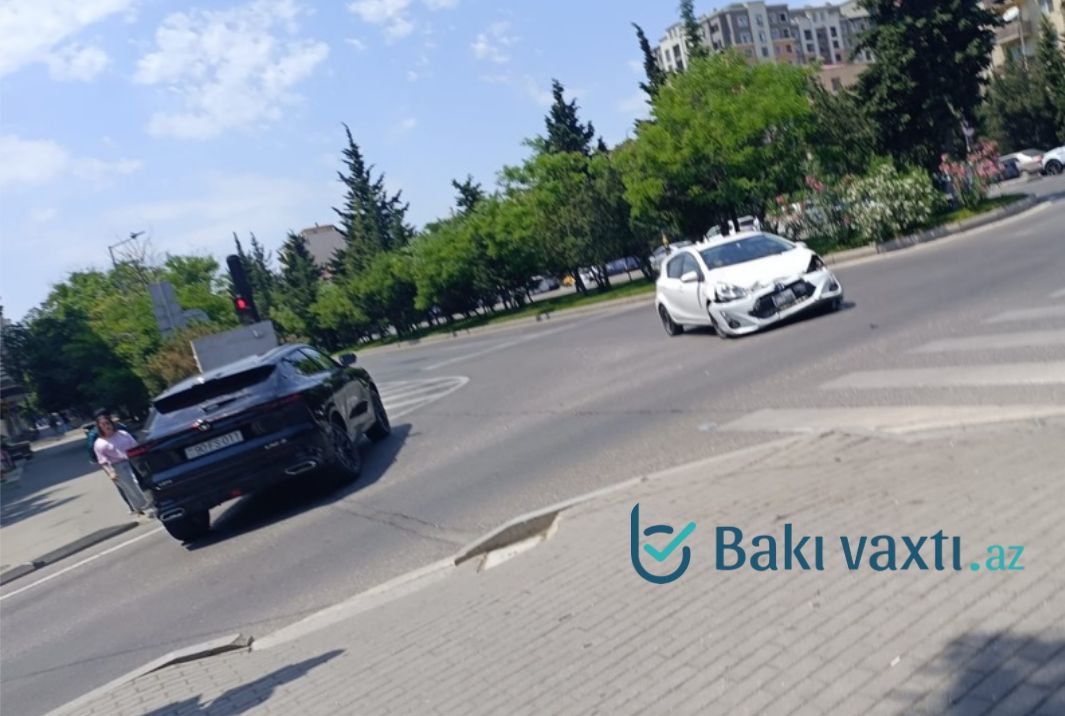 Bakıda iki avtomobil toqquşdu