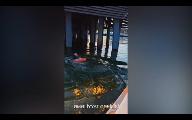 Bulvarda batan gənc xilas edildi - VİDEO
