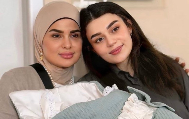 Fərqanə Qasımova qızı və ikinci nəvəsi ilə - FOTO