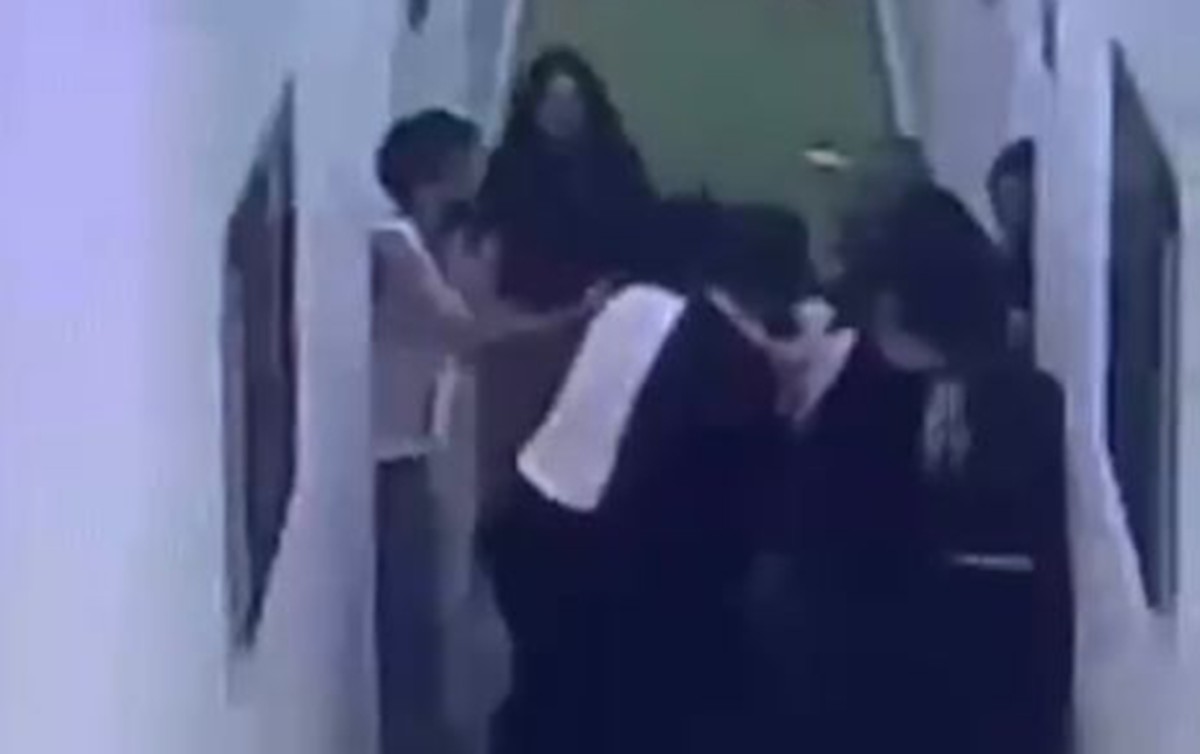 Məmur hoteldə səs salan qonşusu ilə dava etdi 
