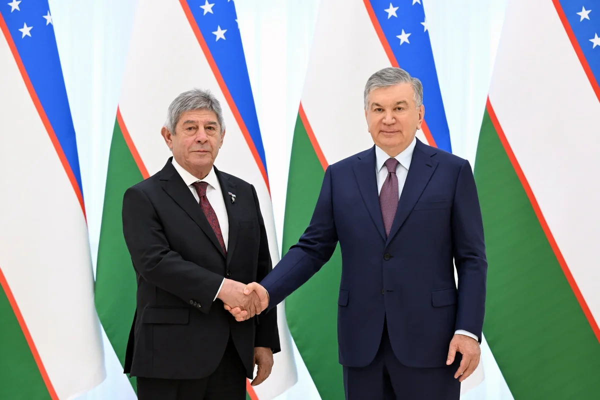 Mirziyoyev səfirimizə orden verdi