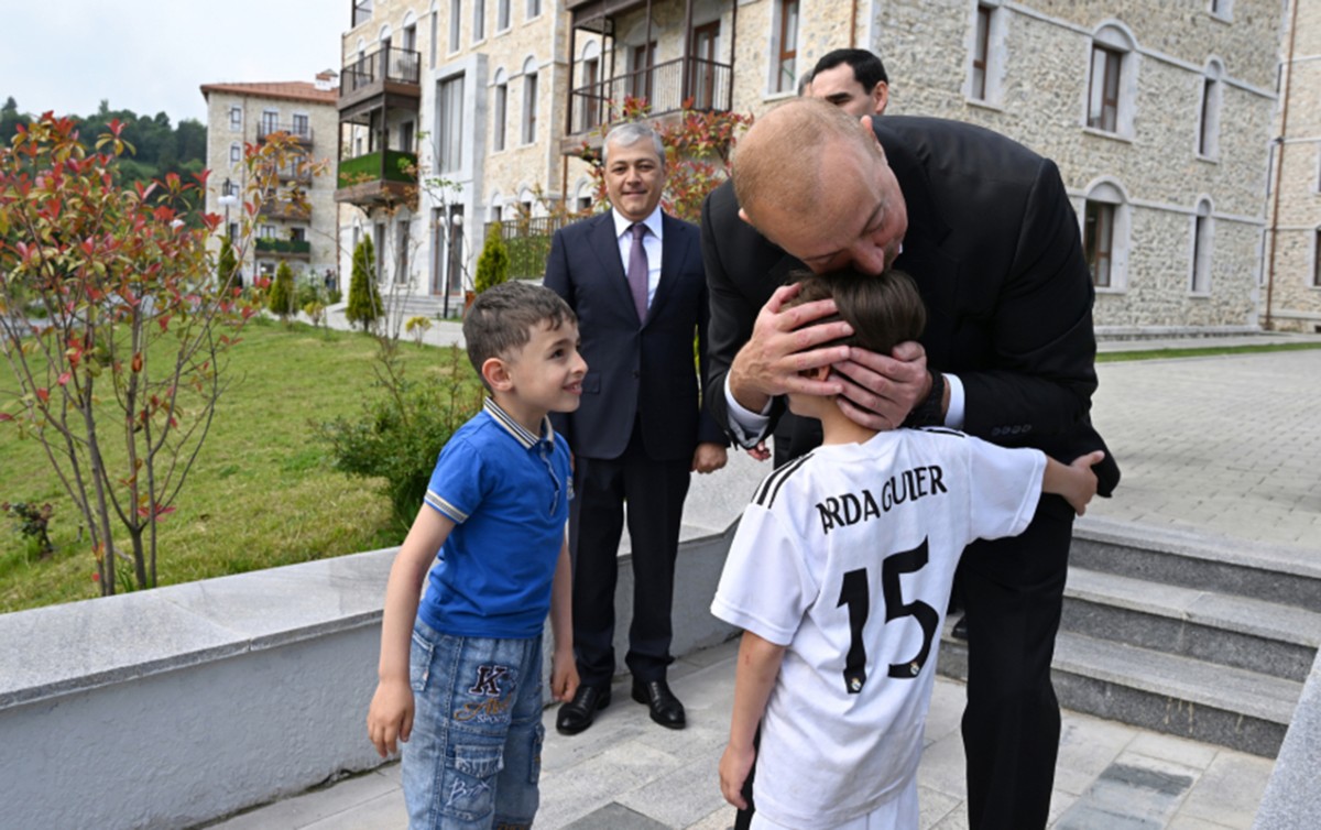 “İlham baba, olar öz telefonumuzla şəkil çəkdirək?”