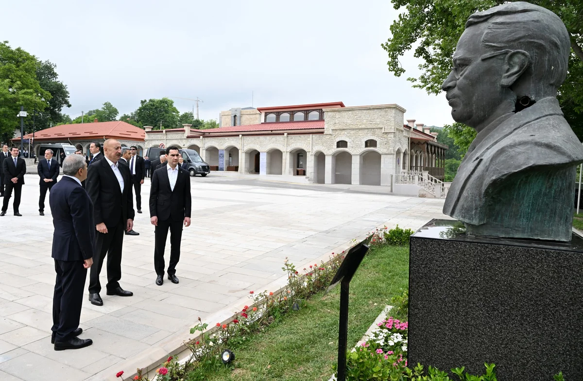 Prezidentlər Şuşada tanınmış şəxsiyyətlərin güllələnmiş büstlərinə baxıblar