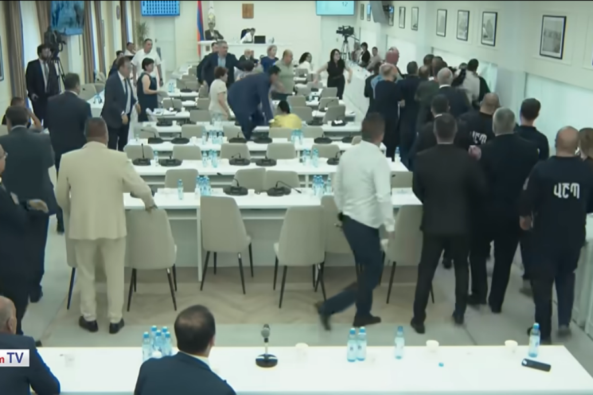 Paşinyan tərəfdarları ilə müxaliflər dalaşdı