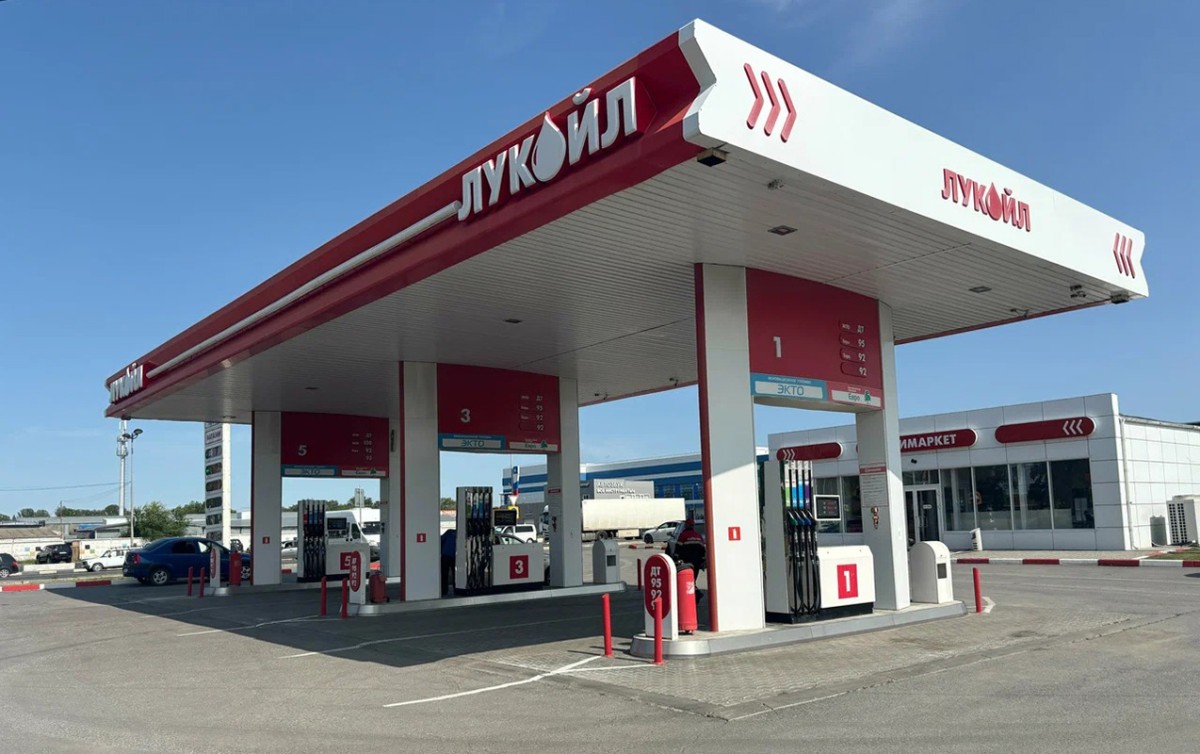 Rusiyada “Lukoyl” məntəqələrində məhdudiyyət - Maksimum 30 litr benzin almaq olur