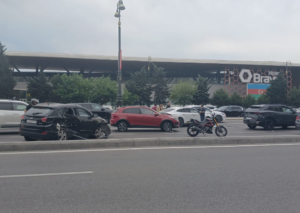 Heydər Əliyev prospektində ağır qəza: yaralılar var 