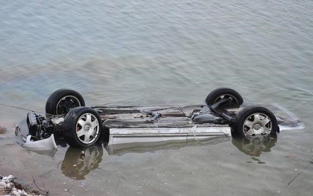 Mingəçevirdə Toyota su kanalına düşdü: sürücü...