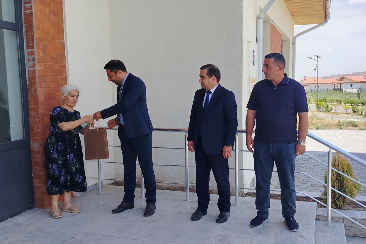 Şükürbəyli sakinlərinə açarlar verildi