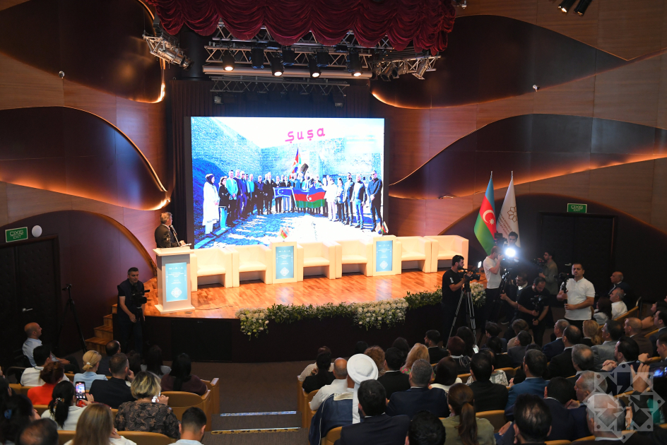 Bakıda türkmənlərlə bağlı forum - FOTO