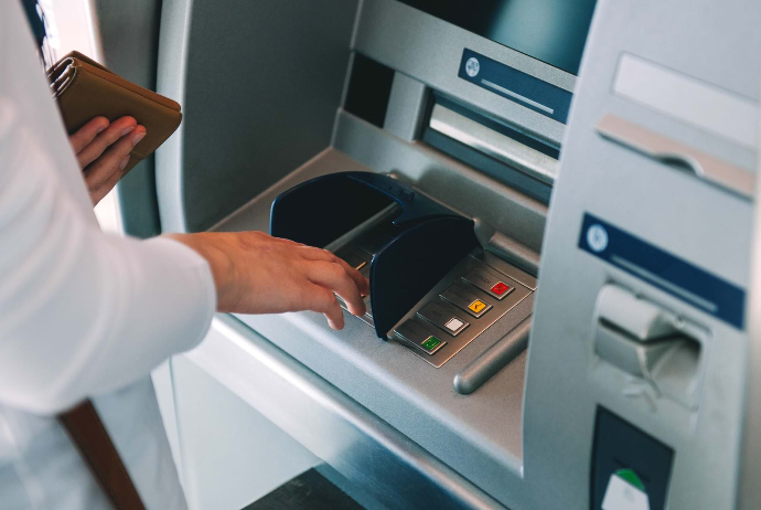 Bankomatda unudulan pulu oğurlayan şəxs saxlanıldı
