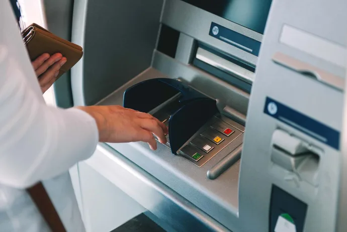 Bankomatda unudulan pulu oğurlayan şəxs saxlanıldı