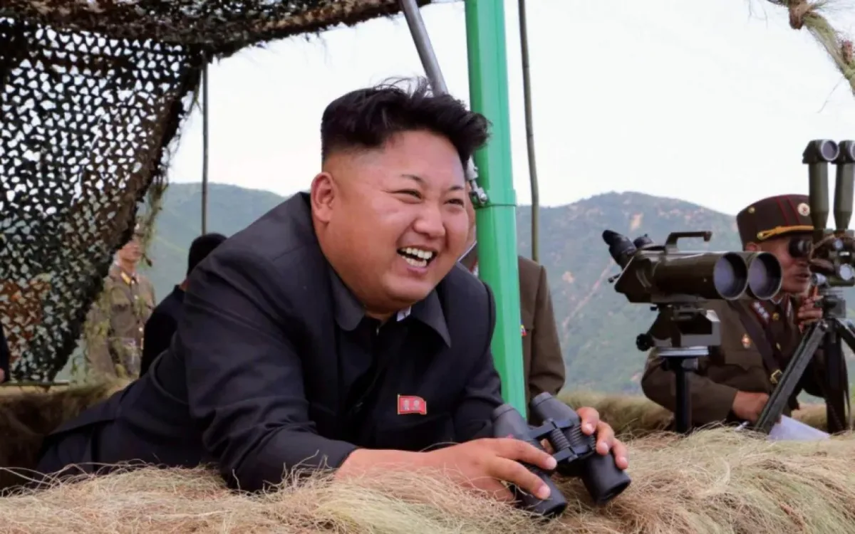 Kim Çen In modernləşdirilmiş silah sistemlərinin sınaqlarını izlədi