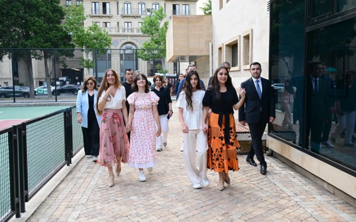 Leyla və Arzu Əliyevalar açılış və təqdimatda 