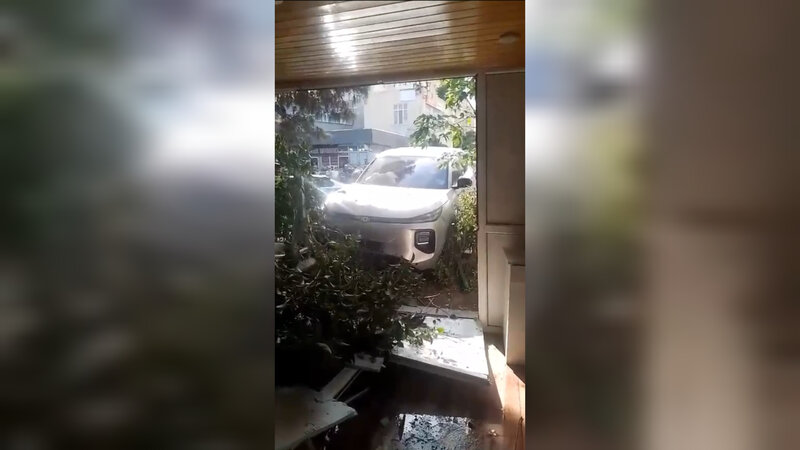 Sumqayıtda minik avtomobili restorana çırpıldı 