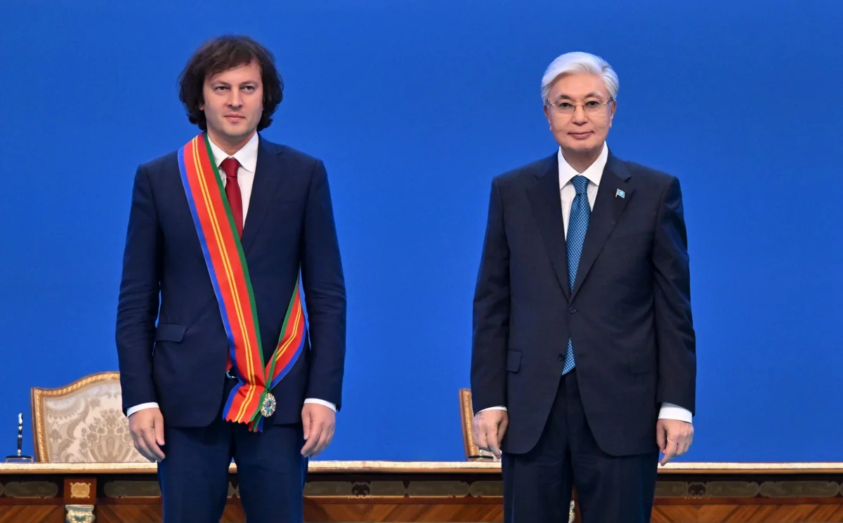 Tokayev Gürcüstanın Baş nazirini təltif edib