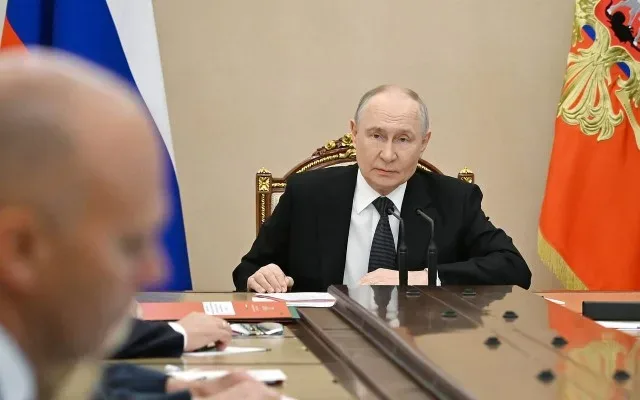 Putinlə görüşdə bu qovluqlar diqqət çəkdi - VİDEO