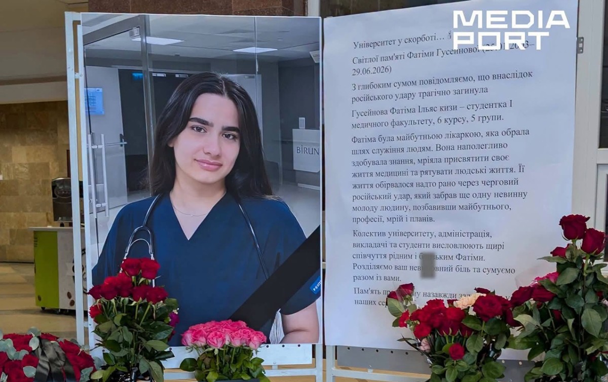 Məzun xalatı və papağı nəşinin yanında tapıldı