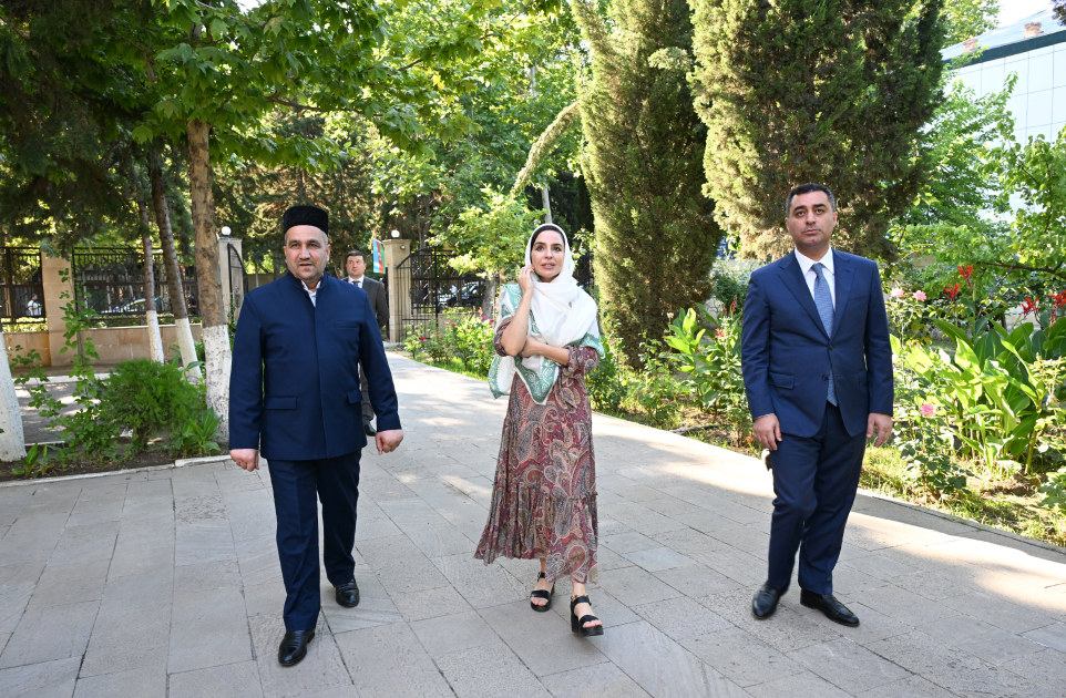 Leyla Əliyeva Yevlaxda Cümə məscidini ziyarət etdi – FOTO