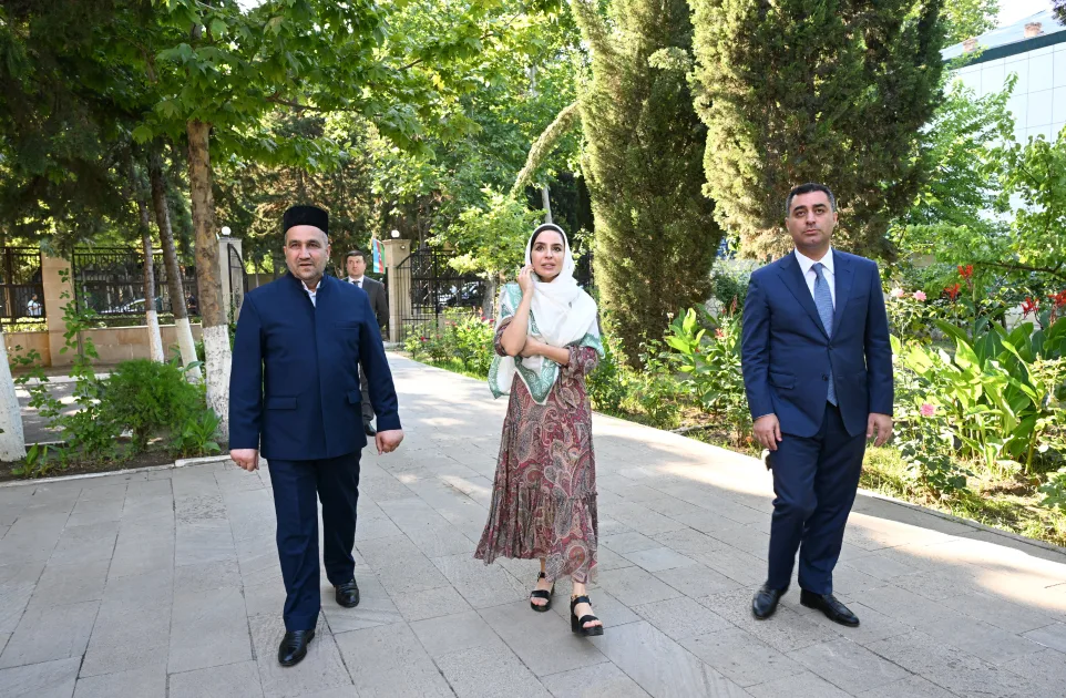 Leyla Əliyeva Yevlax Cümə məscidində – FOTO - YENİLƏNİB