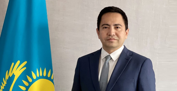 Qazaxıstanın Azərbaycandakı səfirinə yeni diplomatik rütbə verilib