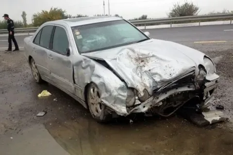 Avtomobil məhəccərə çırpıldı 