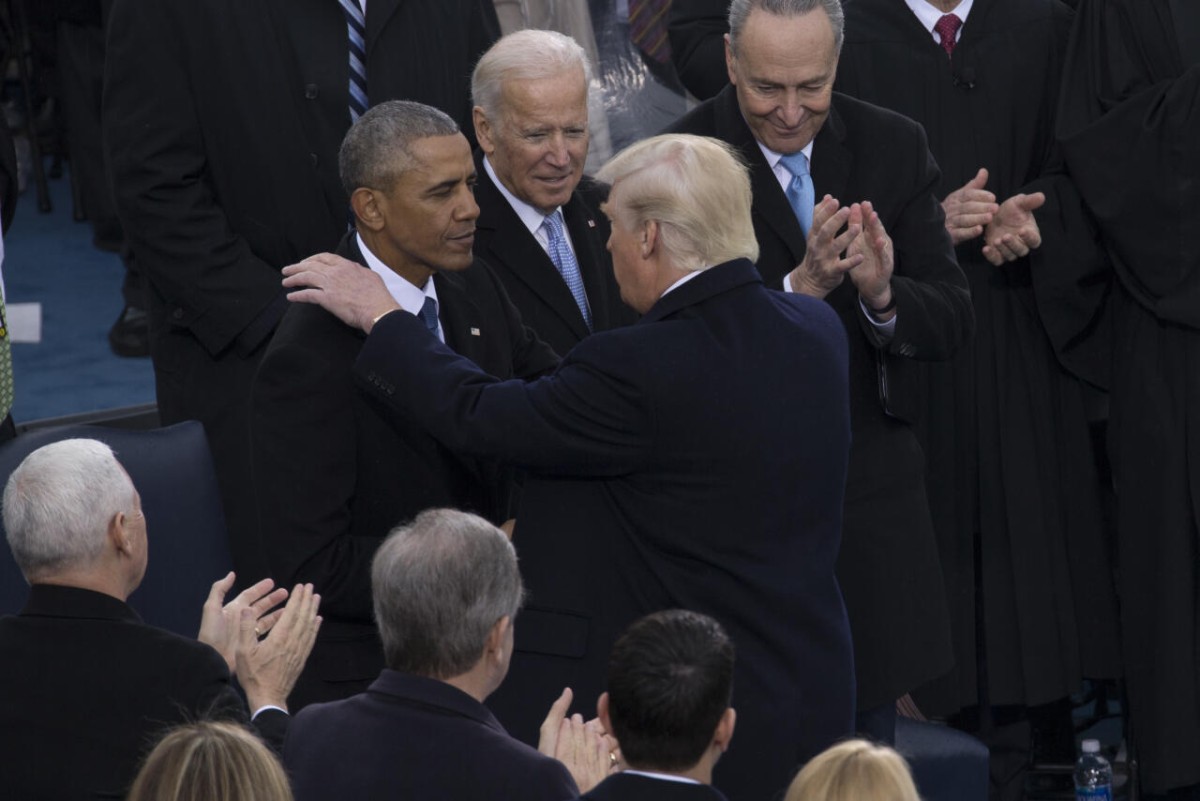 Tramp Obama və Baydenlə futbola baxmaq istəyir