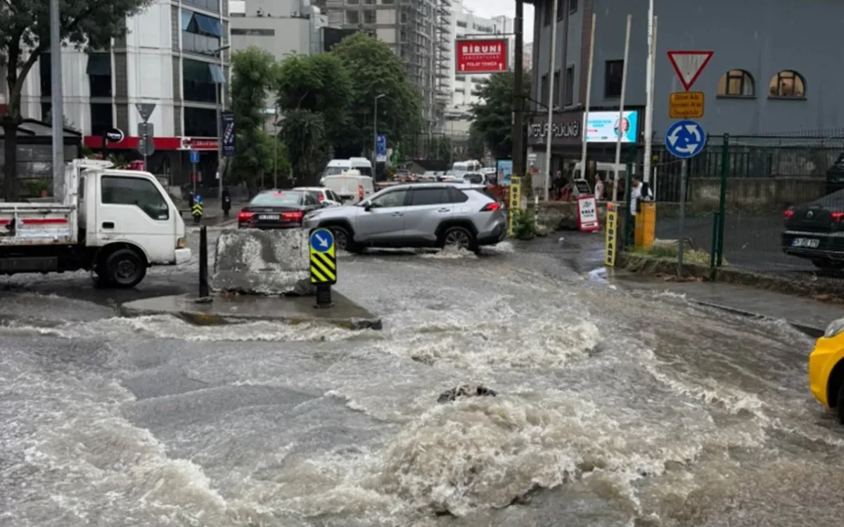 İstanbulun bir hissəsini su basdı - FOTO