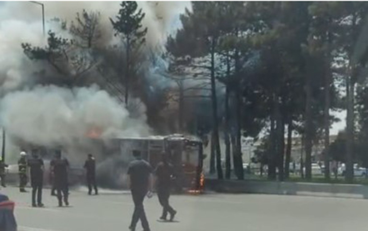Bakıda avtovağzalın yaxınlığında AVTOBUS YANDI