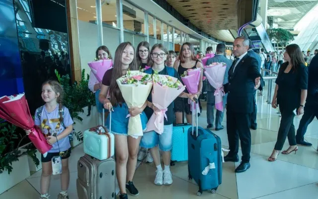 Daha 30 ukraynalı uşaq Azərbaycana gətirildi