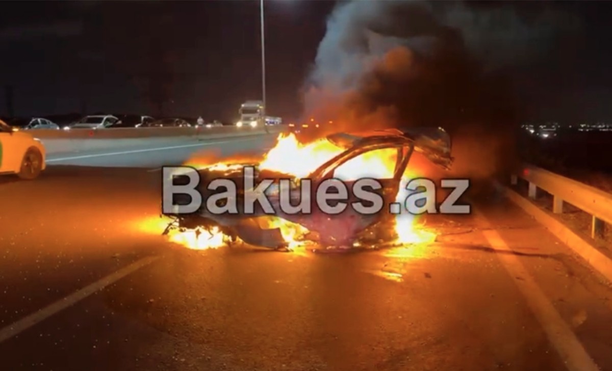 Bakıda avtomobil iki yerə bölündü - VİDEO