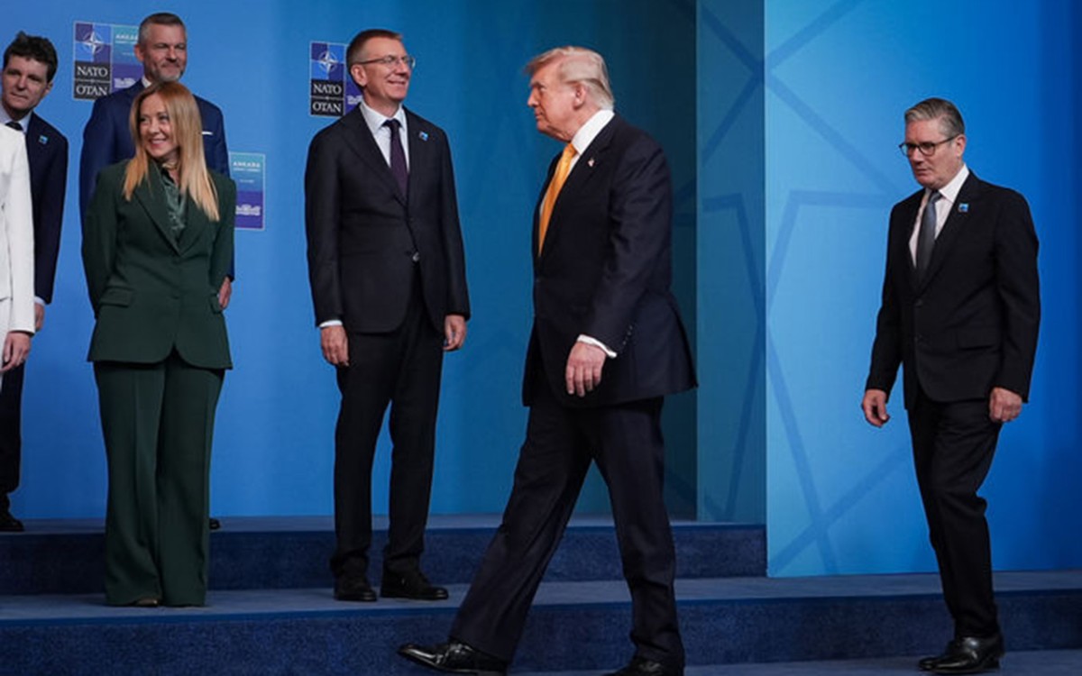 Liderlərin ailə fotosu çəkilərkən Trampı görməzdən gəldi