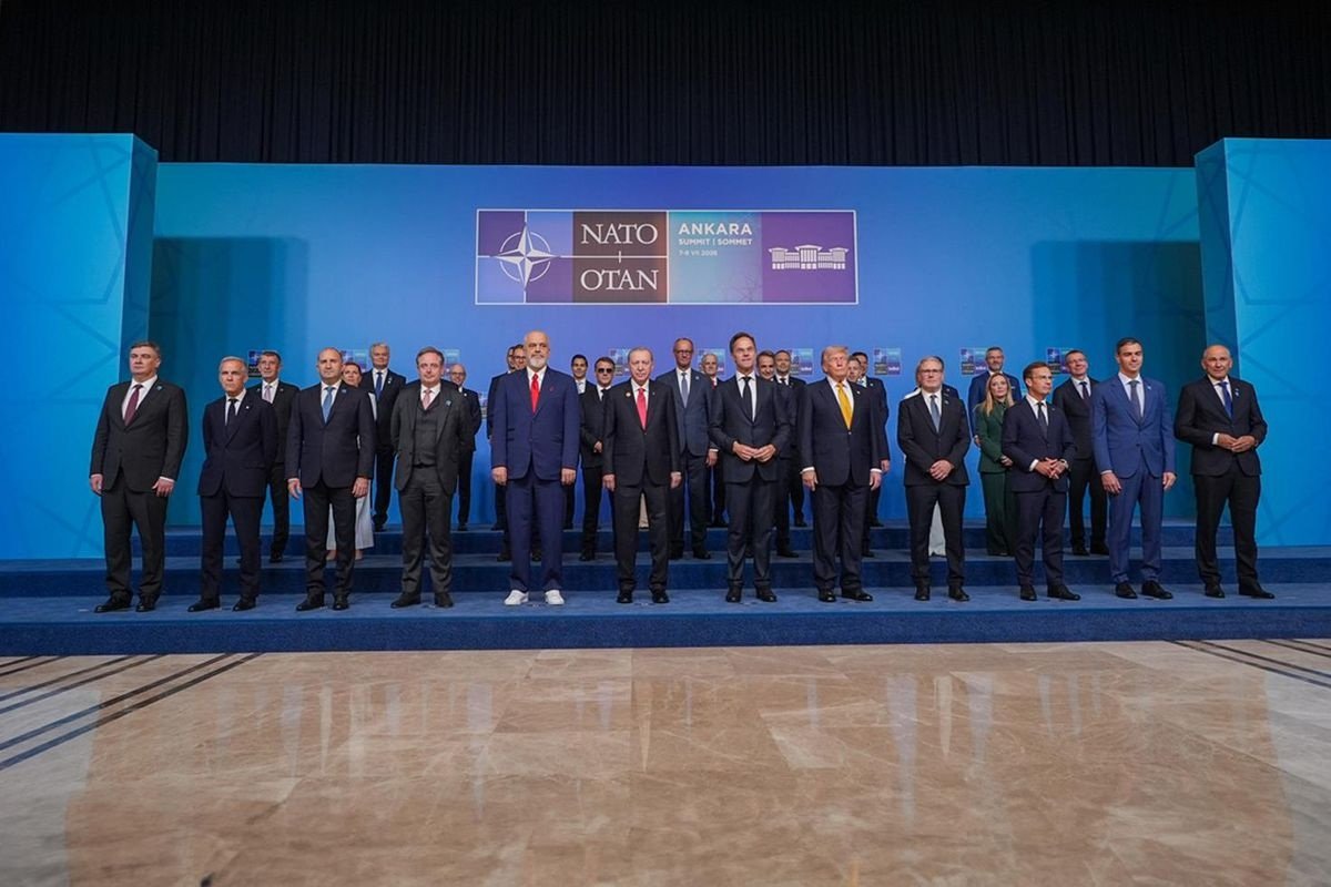 NATO sammitində ağ idman ayaqqabısı ilə diqqət çəkdi - VİDEO