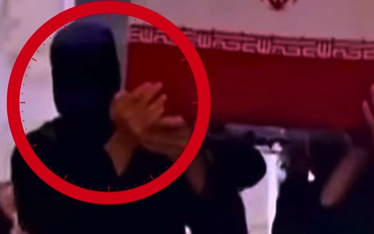 Xameneinin tabutunu daşıyan gizli şəxs kimdir? - VİDEO