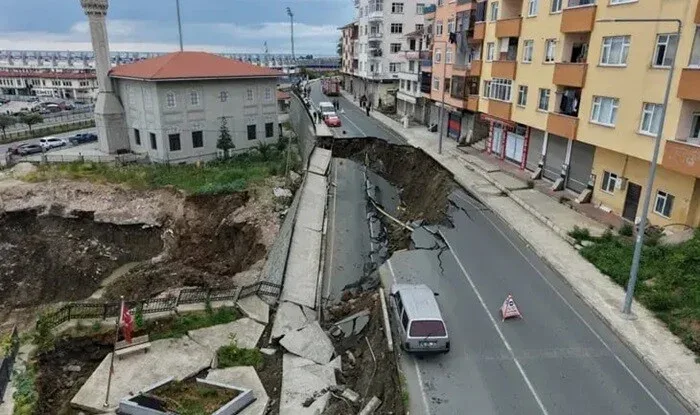 Türkiyədə yol çökdü, 3 bina sakinləri təxliyə edildi - VİDEO