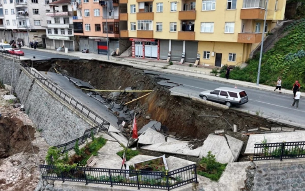 Türkiyədə tikinti zamanı küçə çökdü