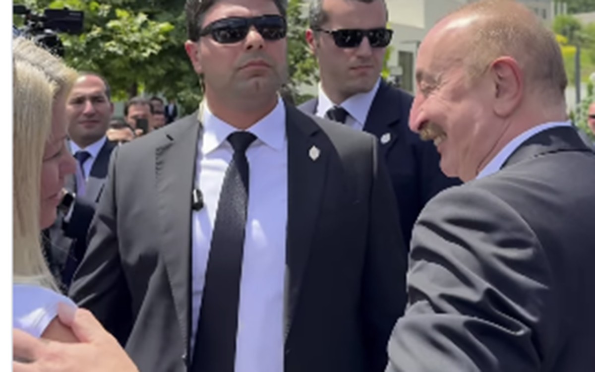 Prezident jurnalisti görüb avtomobildən düşdü - Video