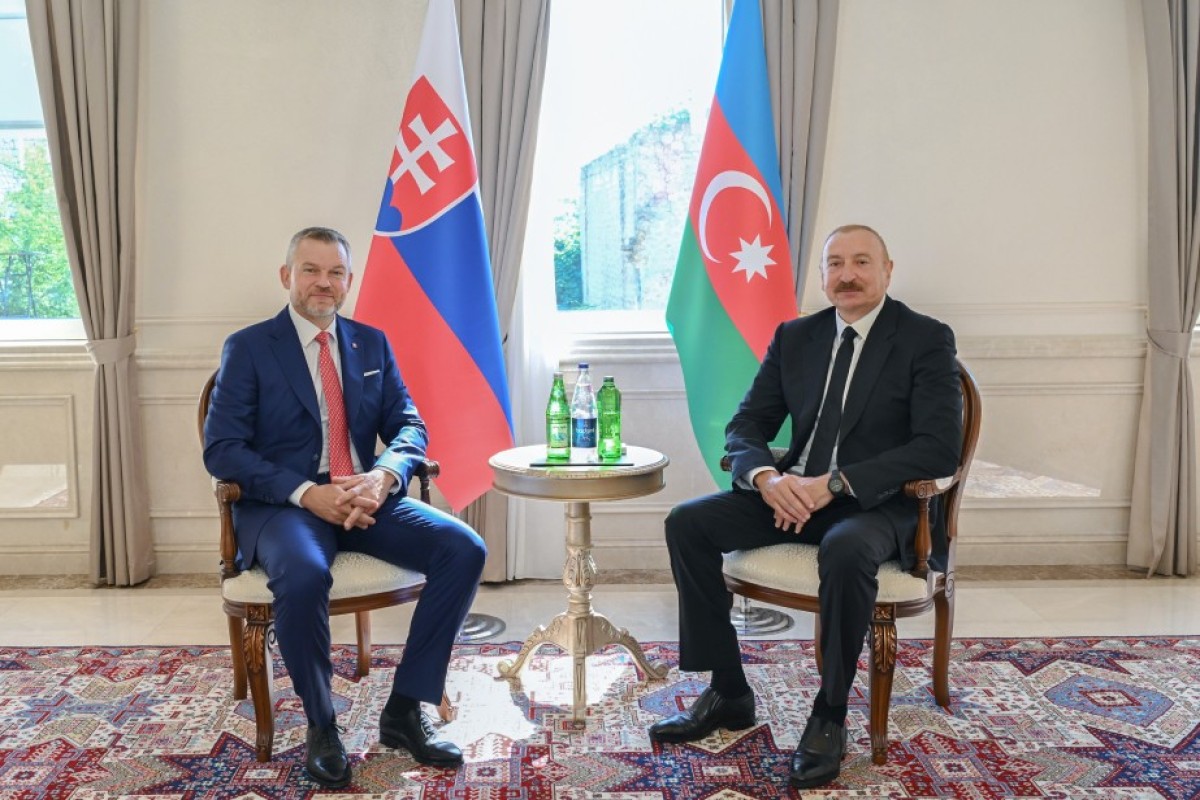 Prezident slovakiyalı həmkarı ilə təkbətək görüşdü