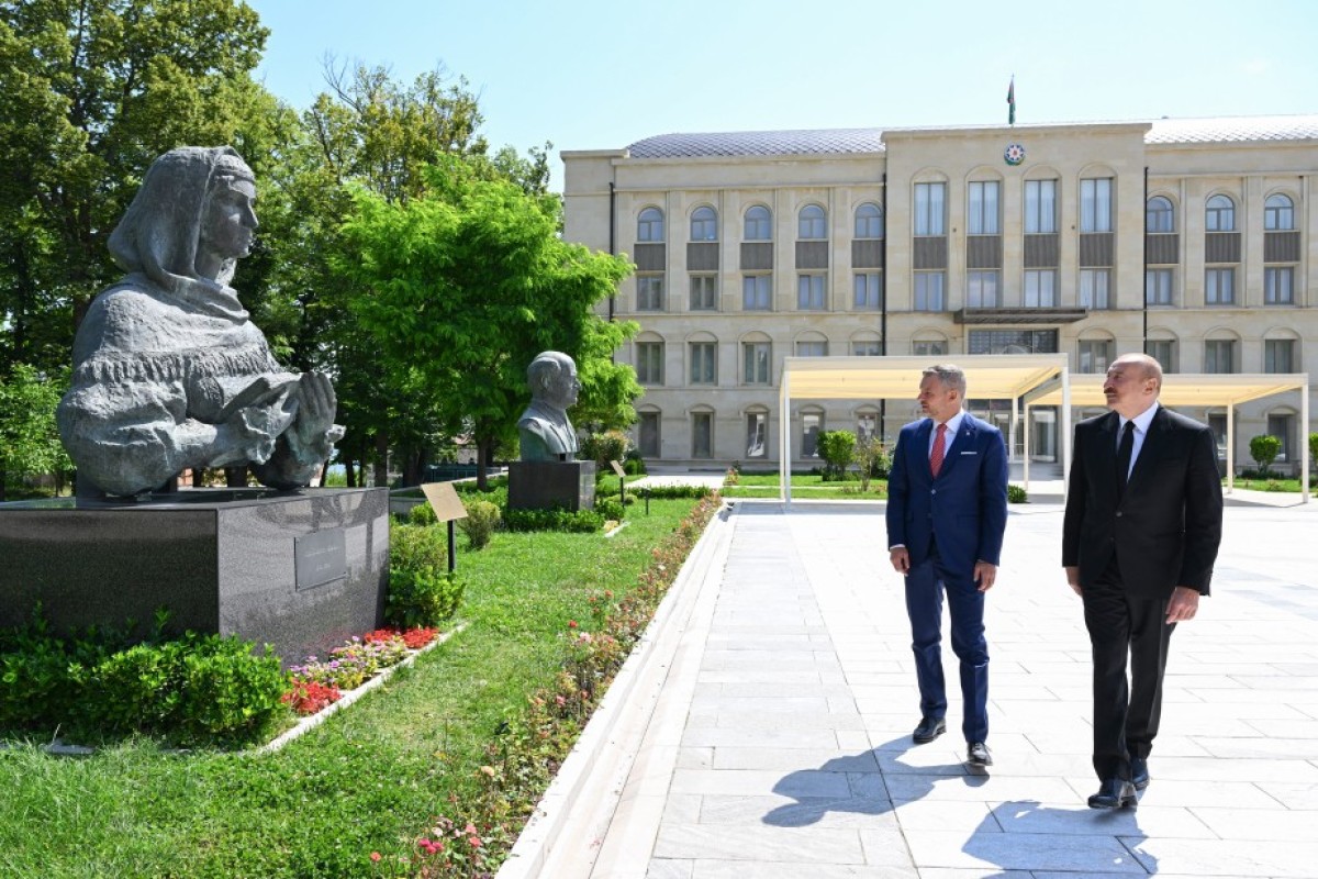 Prezidentlər Şuşada işğal dövründə güllələnmiş büstlərə baxdılar
