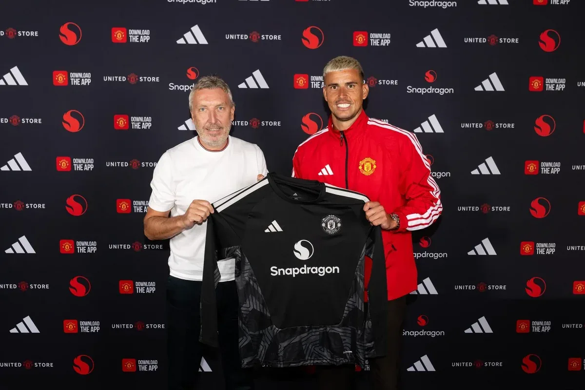 Mançester Yunayted klubu Karl Darlounun transferini açıqlayıb