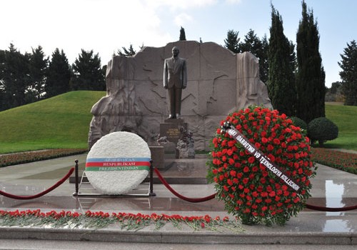 Slovakiya Prezidenti Heydər Əliyevin məzarını ziyarət edib