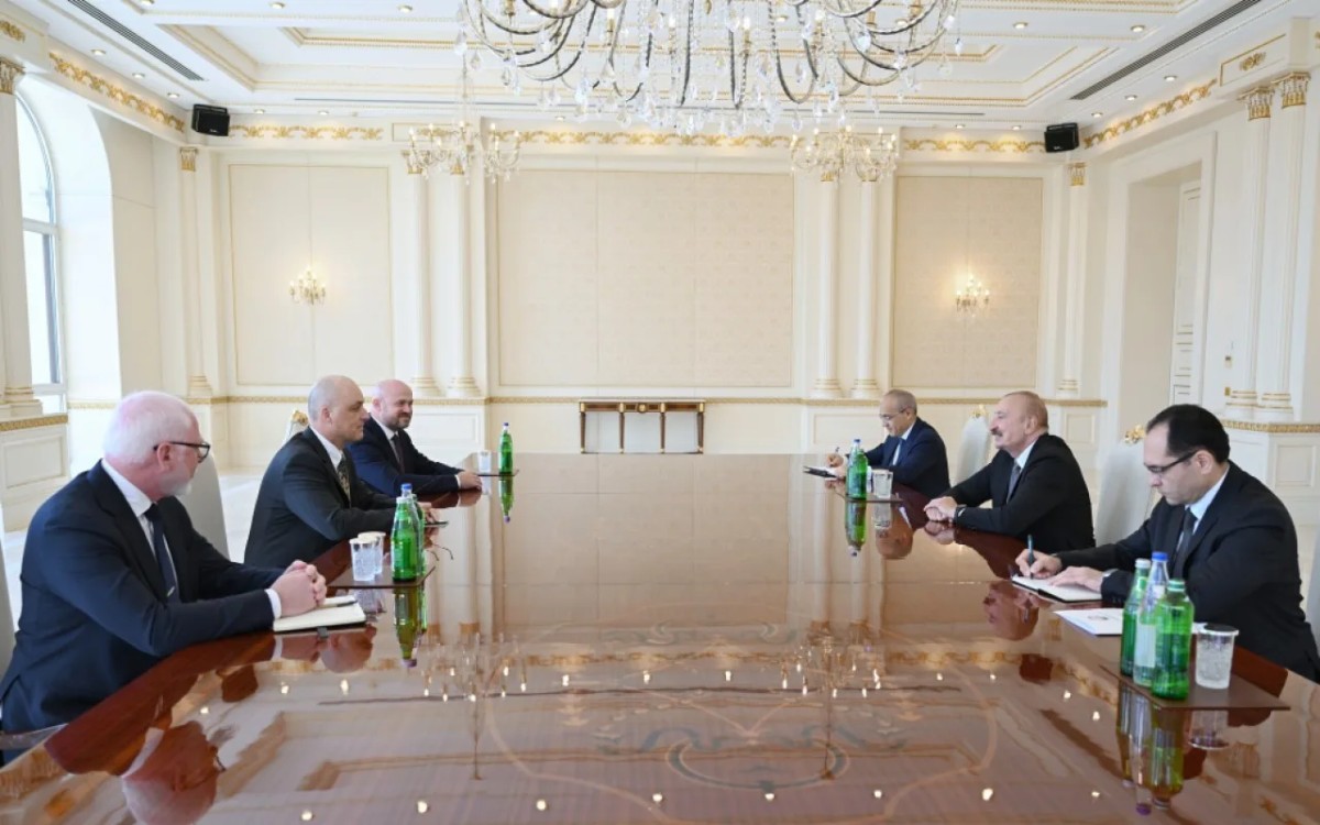 Prezident  John Deerenin nümayəndələrini qəbul etdi