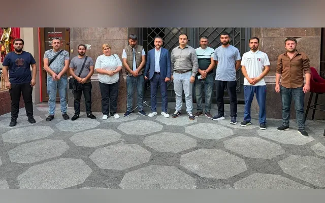Dronla vurulan gəmidən xilas edilən azərbaycanlılar Vətənə yola salınıb - FOTO