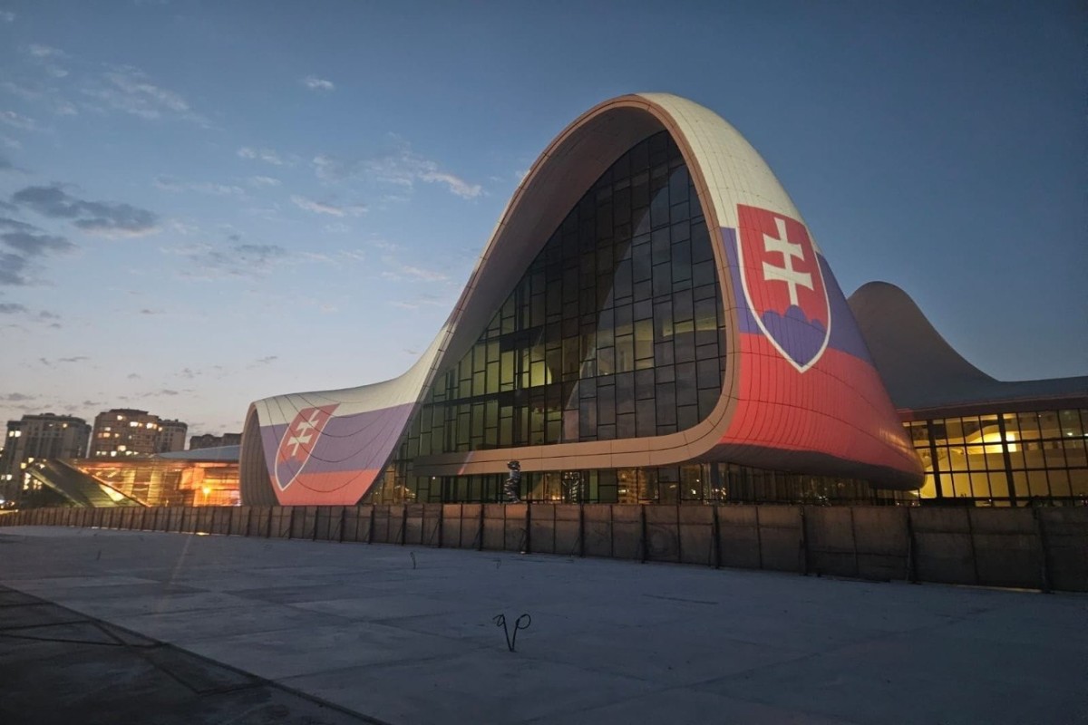 Slovakiya bayrağı Heydər Əliyev Mərkəzinin üzərində - FOTO